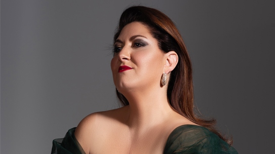 ANNA PIROZZI/10 YEARS OF OPERA SINGER CARRIER